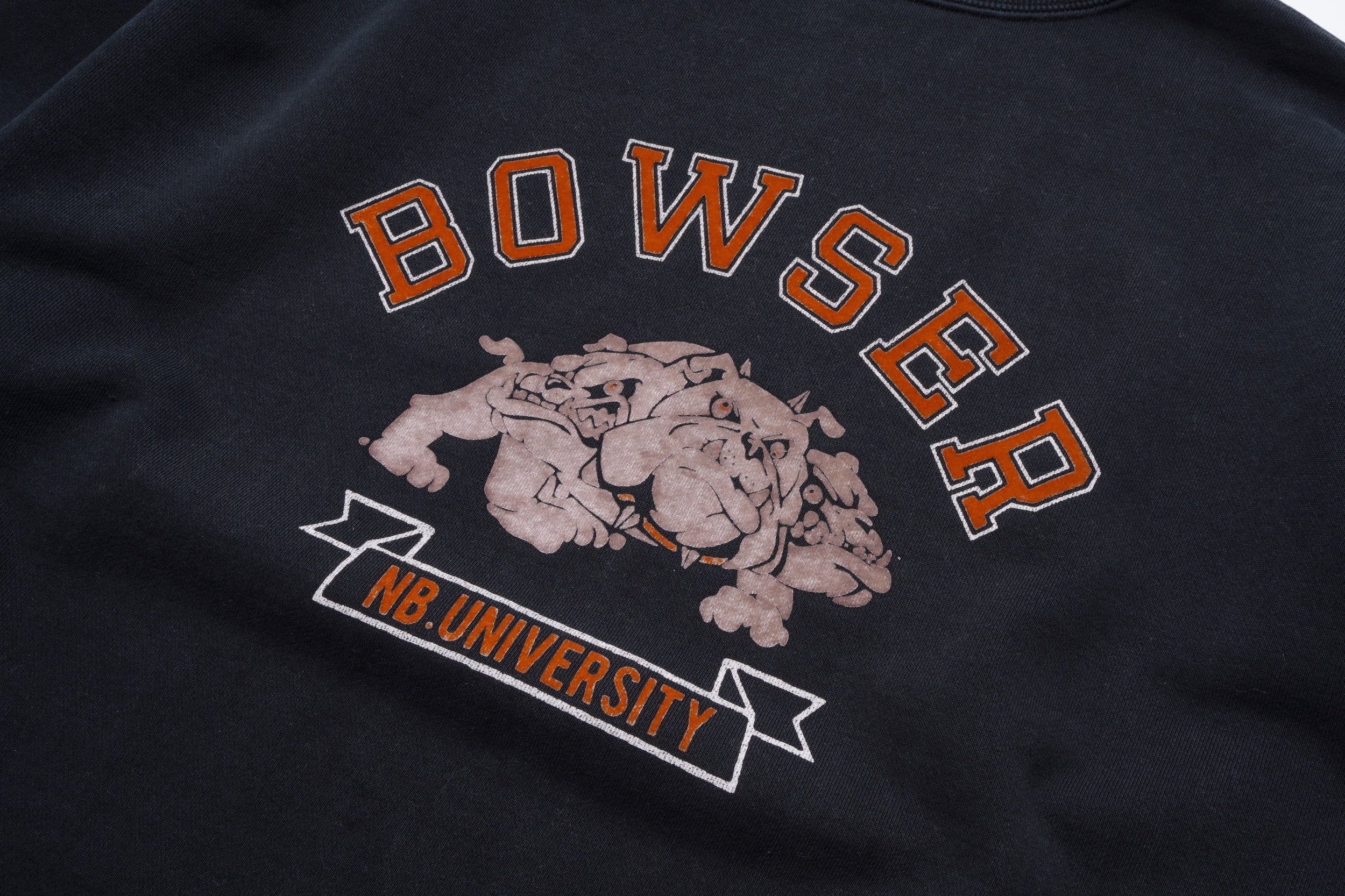 ヴィンテージ感と職人技が光る──電着フロッキープリントスウェット